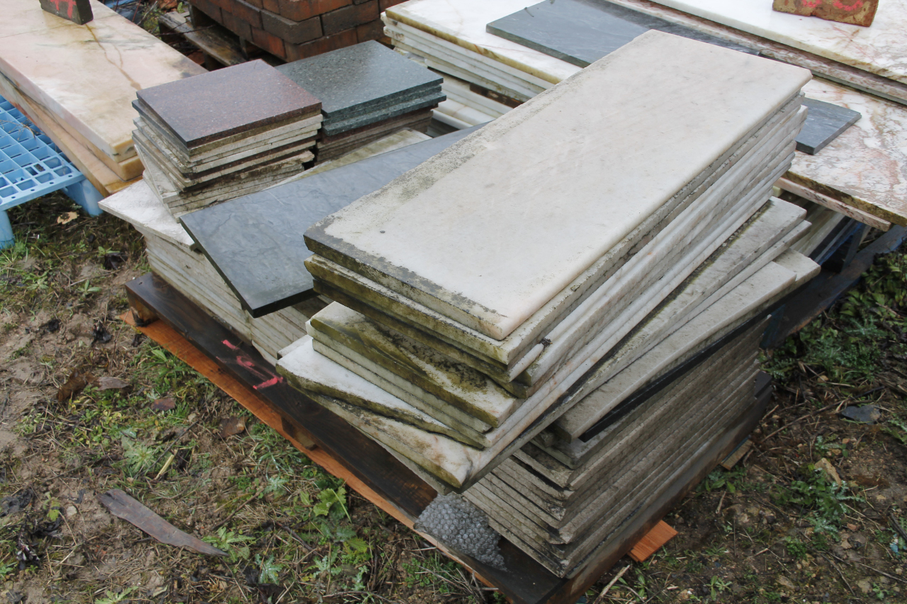 A quantity of marble, various sizes.