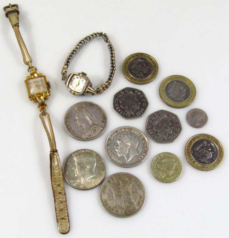 A Victorian half crown, 1887, other coins, modern low denomination fifty pence pieces, £2 coin,