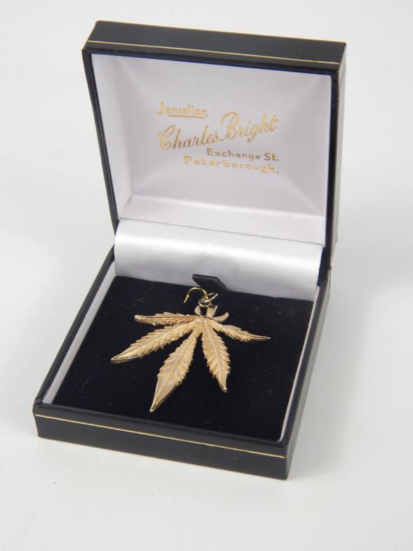 A 9ct gold pendant formed as a cannabis leaf, 5.6g.