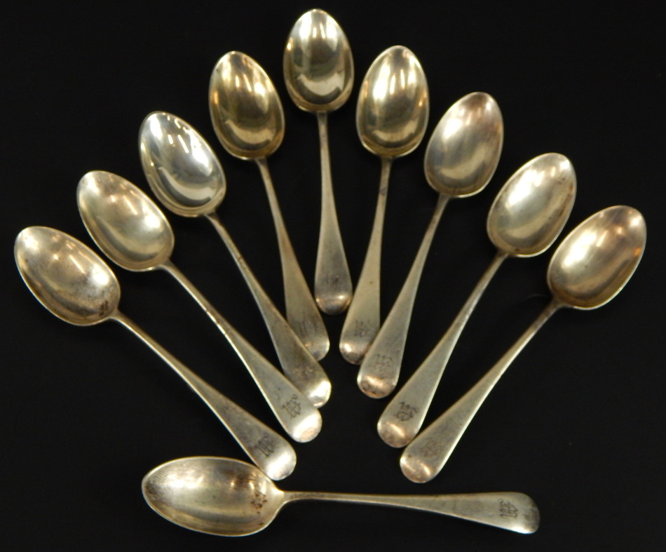 A set of ten Edwardian silver fiddle pattern teaspoons, Sheffield 1903, 8oz. (M)