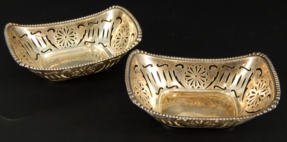 Two George V silver bon bon dishes, with pierced design and beaded borders, London 1927, 3½oz, 3cm