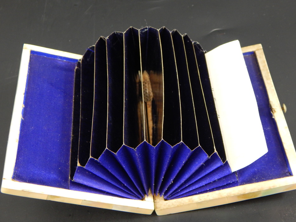 A 19thC mother of pearl card case, with central silver diamond shaped crest, with blue interior, - Bild 3 aus 3