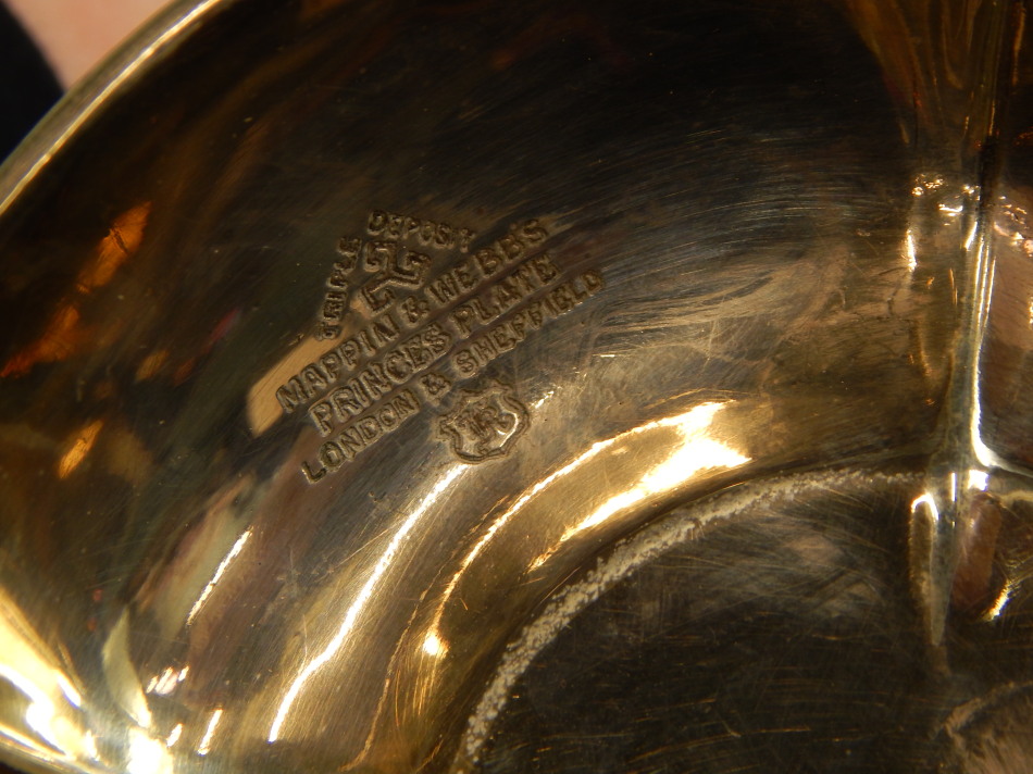 A Mappin & Webb silver plated rose bowl, with four domed shape, on stepped base, (AF), 12.5cm - Bild 2 aus 3