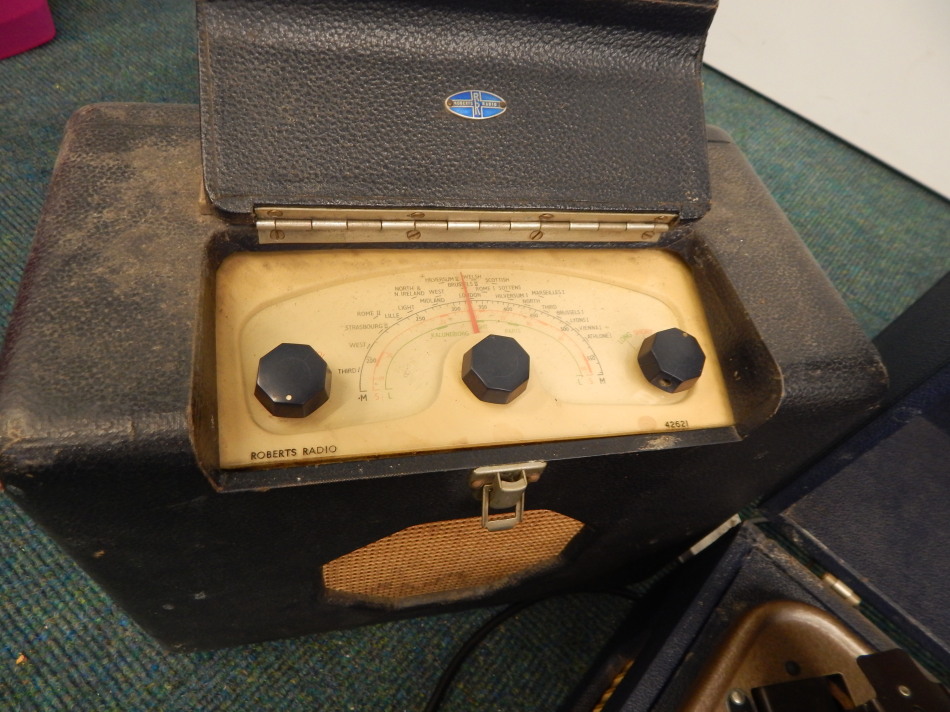 A Volmar electric vintage gramophone, a Roberts portable radio etc. (M) - Image 3 of 5