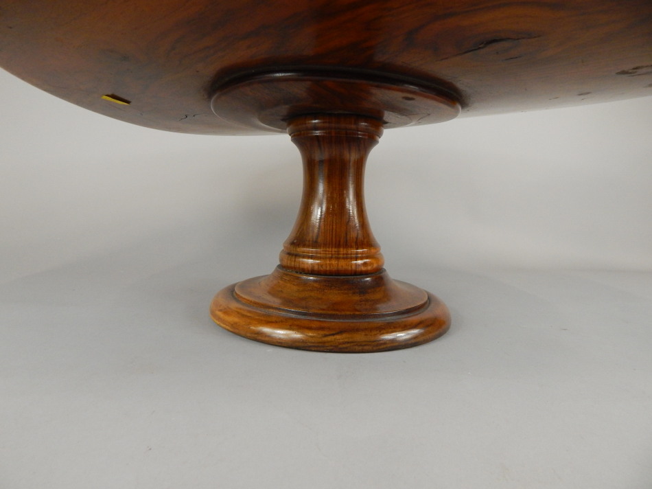 A late 19th/early 20thC walnut lazy Susan, the circular dish top on a revolving colun and domed - Bild 2 aus 3