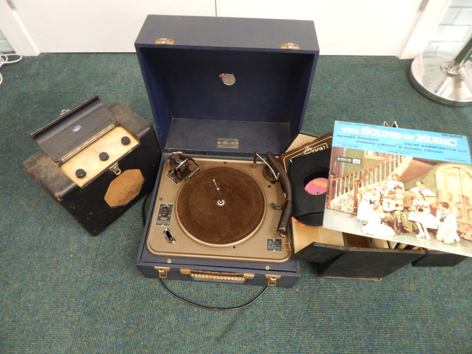 A Volmar electric vintage gramophone, a Roberts portable radio etc. (M) - Image 2 of 5