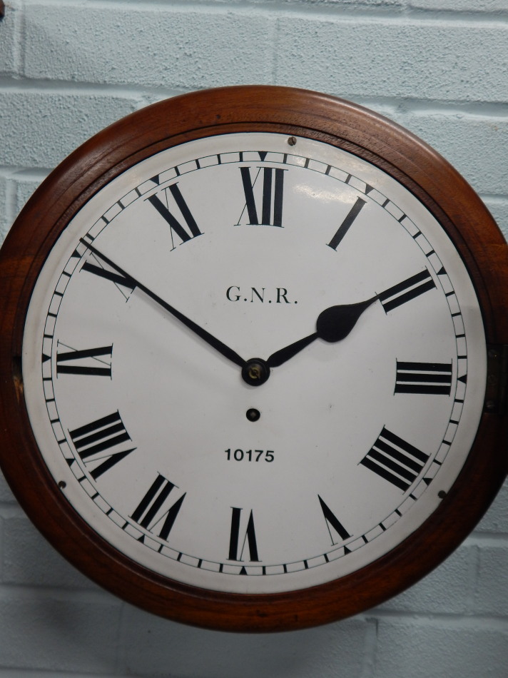 A late 19th/early 20thC mahogany railway wall clock, the dial painted GNR, numbered 10175, with - Bild 2 aus 3