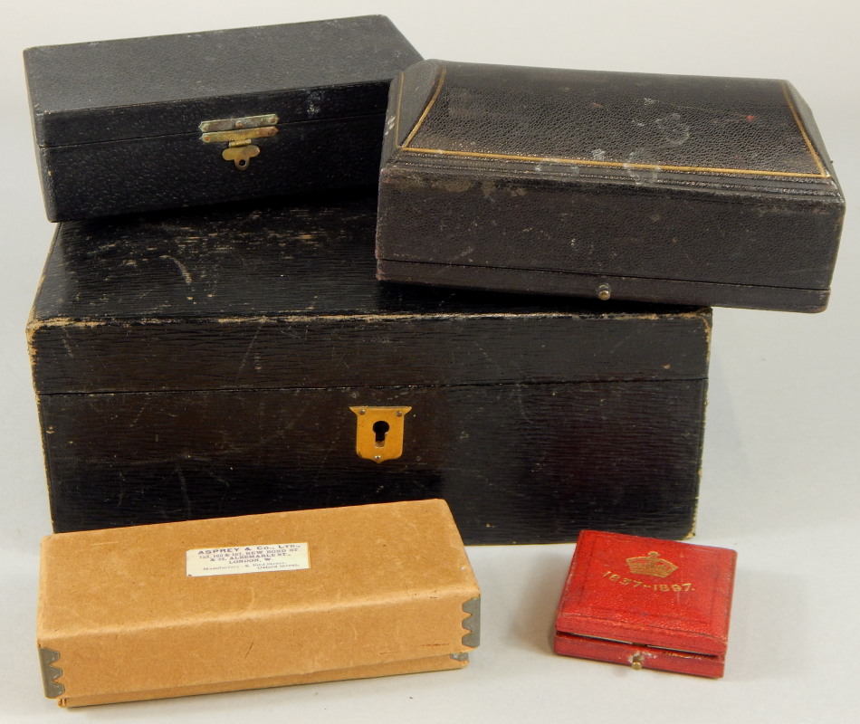 Various 19th & 20thC boxes, to include a leather jewellery box, with green velvet interior, an