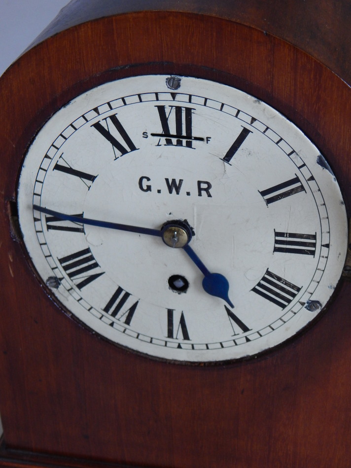 An early 20thC mahogany cased railway mantel clock, the white dial painted GWR, ivorine label to - Bild 2 aus 2