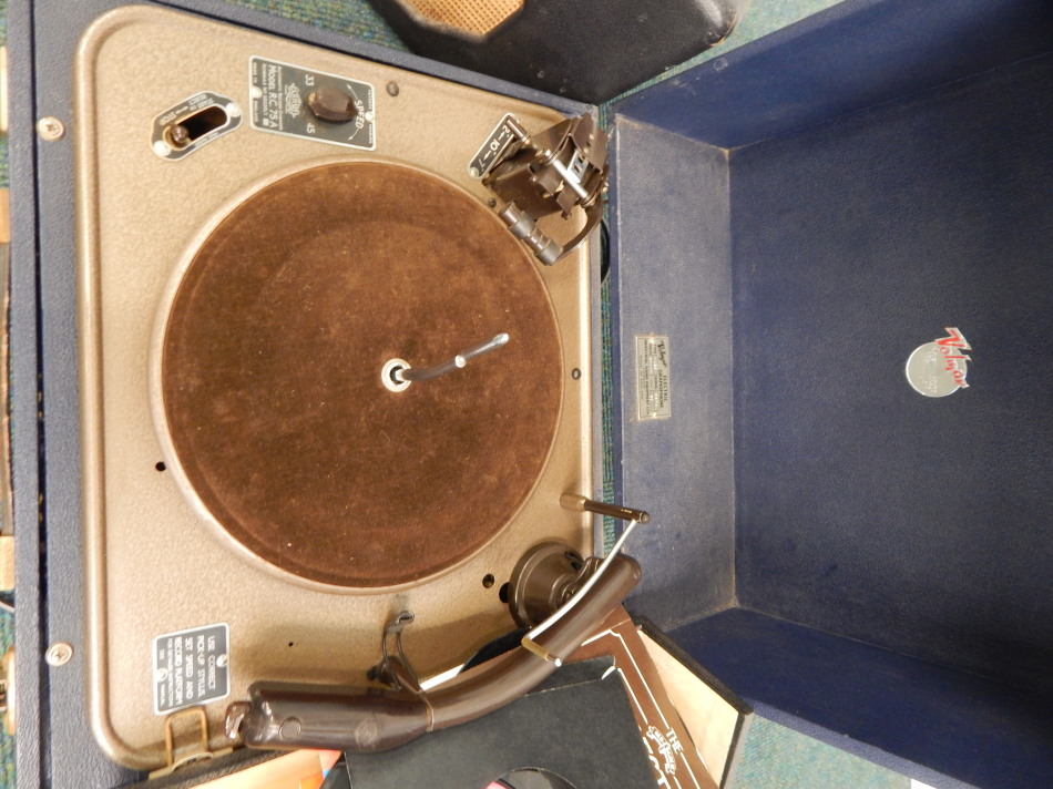 A Volmar electric vintage gramophone, a Roberts portable radio etc. (M) - Image 4 of 5