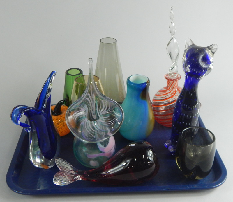 A quantity of retro style Art Glass, to include a cat, a tulip shaped vase, etc.