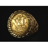 A George V full gold sovereign ring, in a 9ct gold ring mount, 10.0g all in.