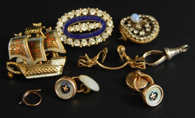 Various jewellery, to include three circular brooches, collar studs, etc.