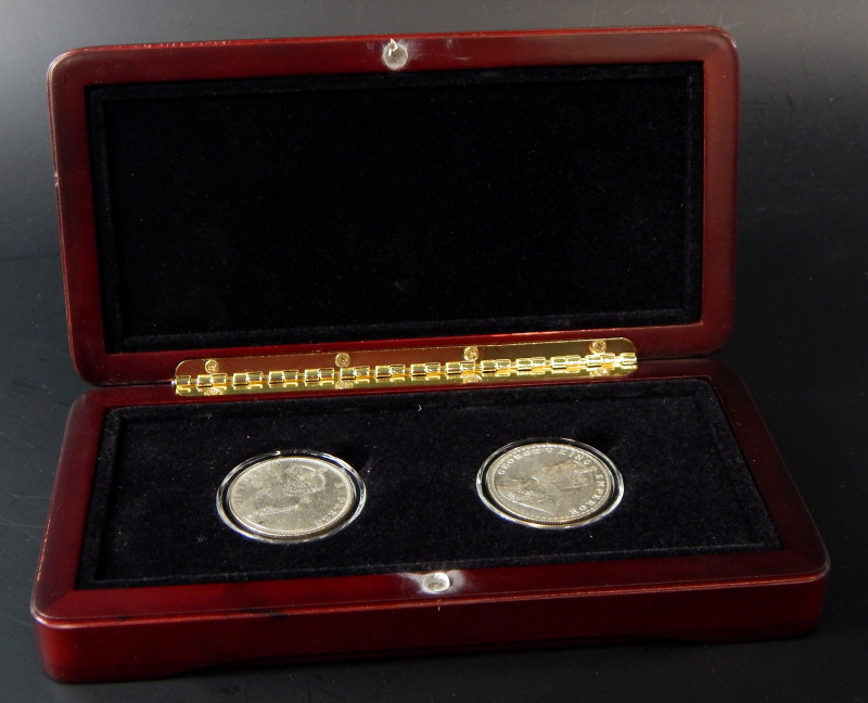 A presentation coin set, for George V one Rupee, and Dronning Victoria one Rupee, in fitted case,