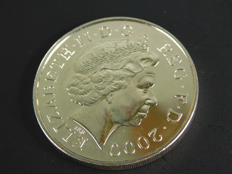 A Queen Elizabeth the Queen Mother £5 silver coin, dated 2000 - Image 2 of 2