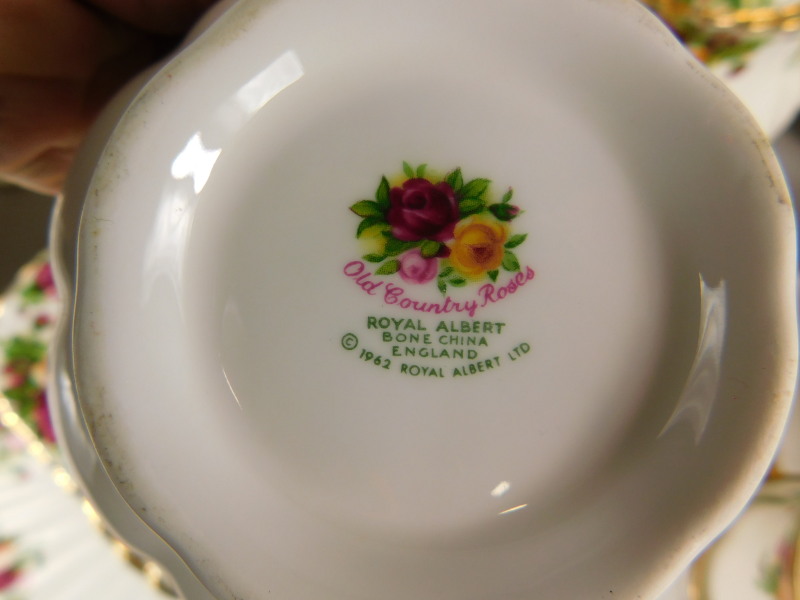 A quantity of Royal Albert Old Country Roses tea and dinnerware, to include teapot, coffee pot, - Bild 3 aus 4