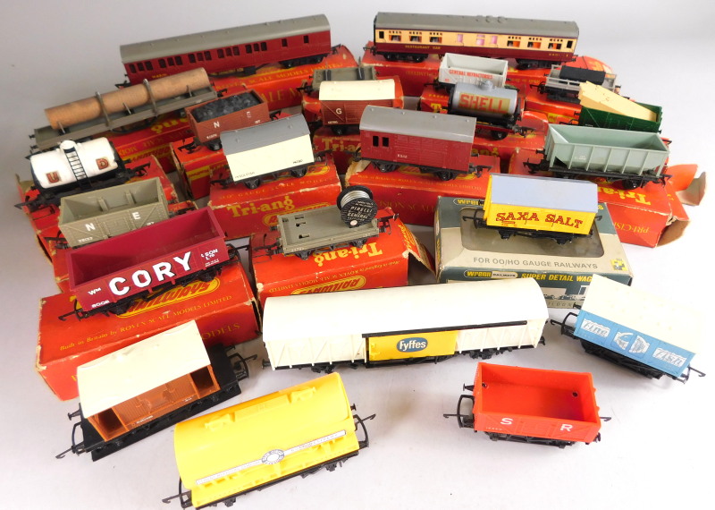 Various Triang, Hornby and other 00 gauge rolling stock etc.