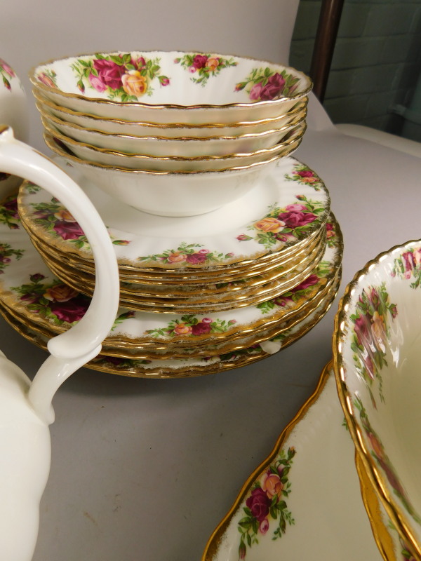 A quantity of Royal Albert Old Country Roses tea and dinnerware, to include teapot, coffee pot, - Bild 2 aus 4