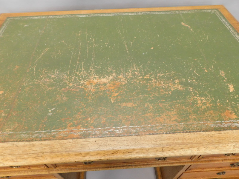 A late 19th/early 20thC oak partner's type desk, the rectangular top with a green leather insert and - Bild 2 aus 2