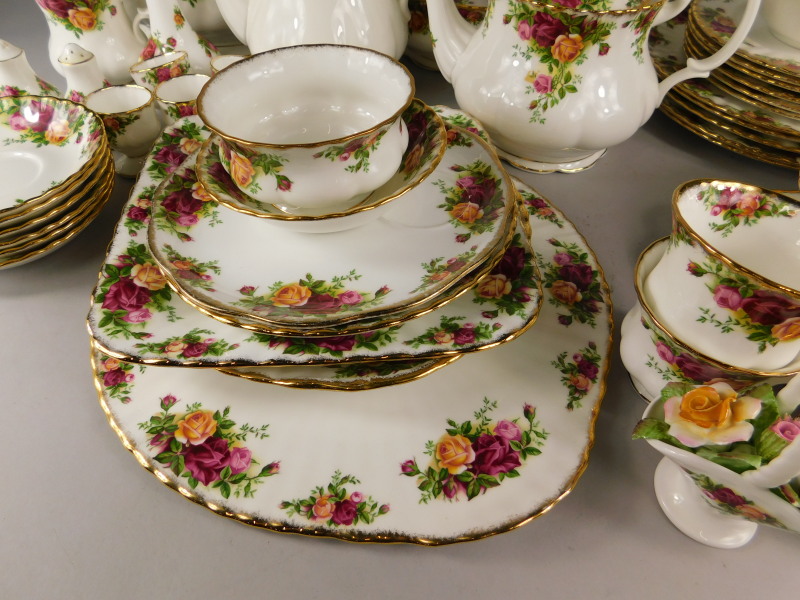 A quantity of Royal Albert Old Country Roses tea and dinnerware, to include teapot, coffee pot, - Bild 4 aus 4