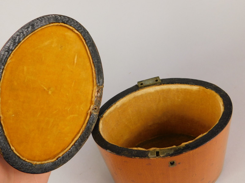 An early 19thC satinwood oval tea caddy, the hinged lid inlaid with roundels and lozenges, - Bild 3 aus 3