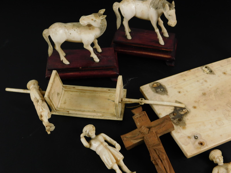 A collection of Indian and oriental ivory, to include a pair of horse figures and a procession group - Bild 3 aus 3