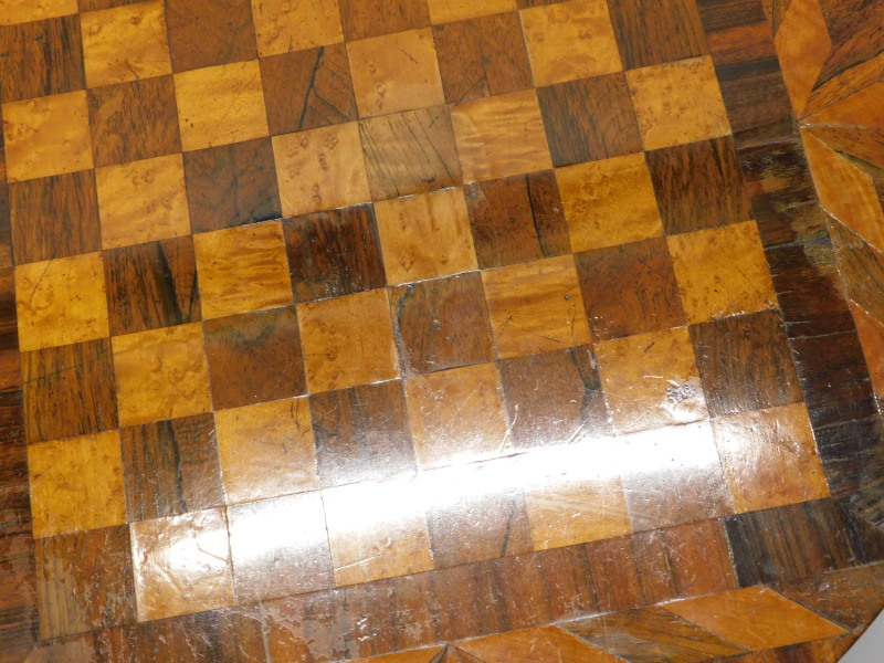 A William IV mahogany games table, with an inlaid chess board in bird's eye maple and rosewood, on a - Bild 2 aus 2