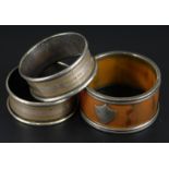 Items of small silver, to include a pair of napkin rings and a horn napkin ring with white metal