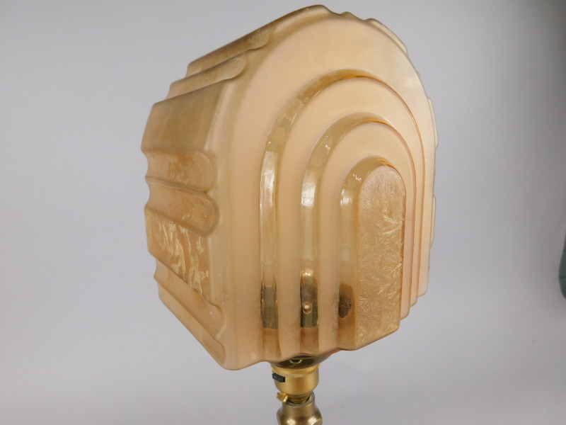 An Art Deco style brass table lamp, with part frosted glass shade and later mahogany plinth, 48cm - Bild 2 aus 2