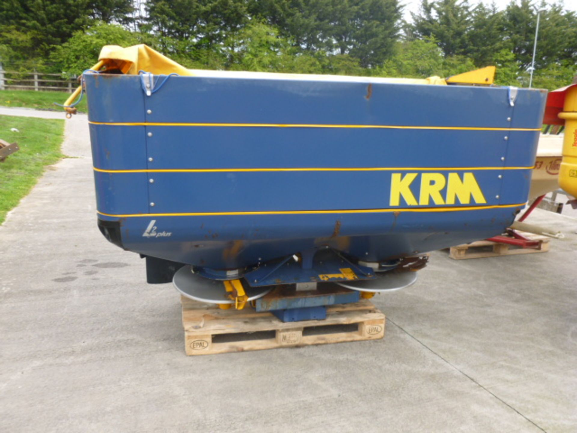 KRM L2 TWIN DISC FERTILISER SPREADER - Image 2 of 2