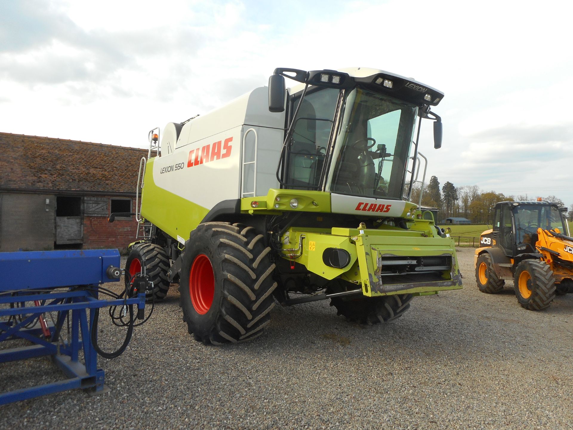 CLASS LEXION 550 COMBINE HARVESTER REG AY57 CXB 880CC ,22FT CUT, BED TRAILER, SIDE KNIFE  1ST REG - Image 2 of 4