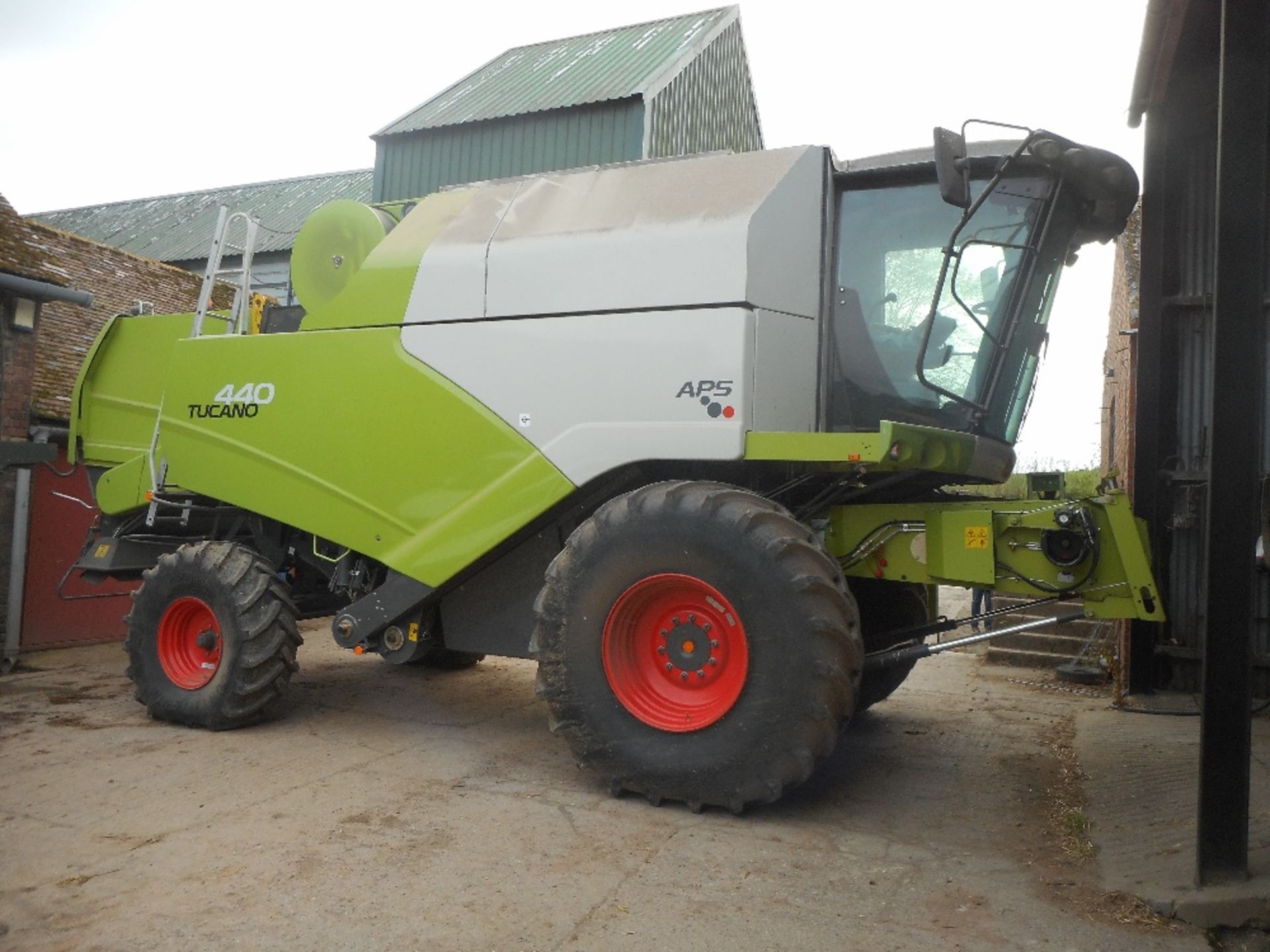 CLASS 440 TUCANO COMBINE HARVESTER REG DX09 HYU 22FT CUT, BED TRAILER 1050 DRUM HOURS FIRST REG 01/