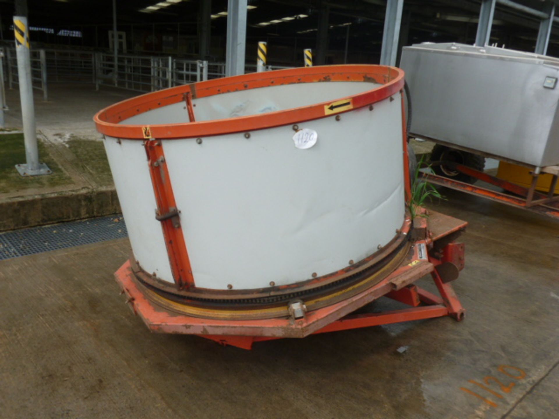 KVERNLAND ROUND BALE TUB FEEDER