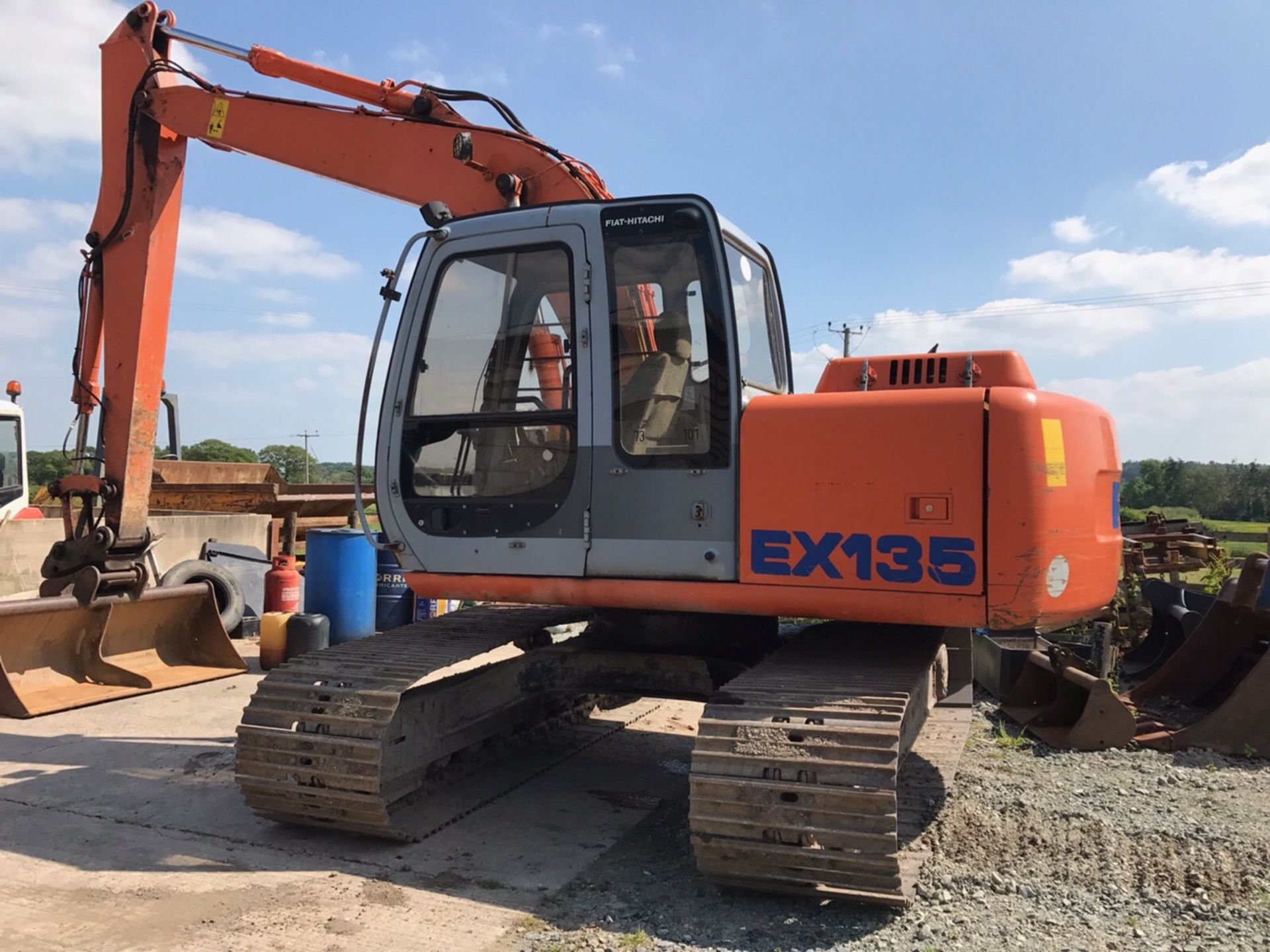 (2000) HITACHI EX135 EXCAVATOR 7700 HOURS 80% UNDERCARRAGE C/W DITCHING BUCKET