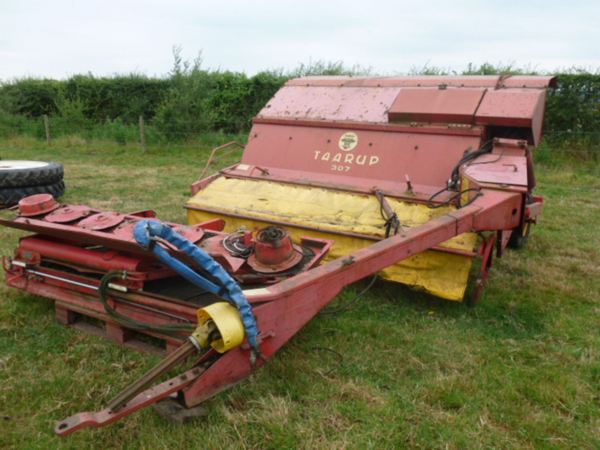 TAARUP 307 AUTO SWATHER - ( SPARES OR REPAIR ) - Image 2 of 2