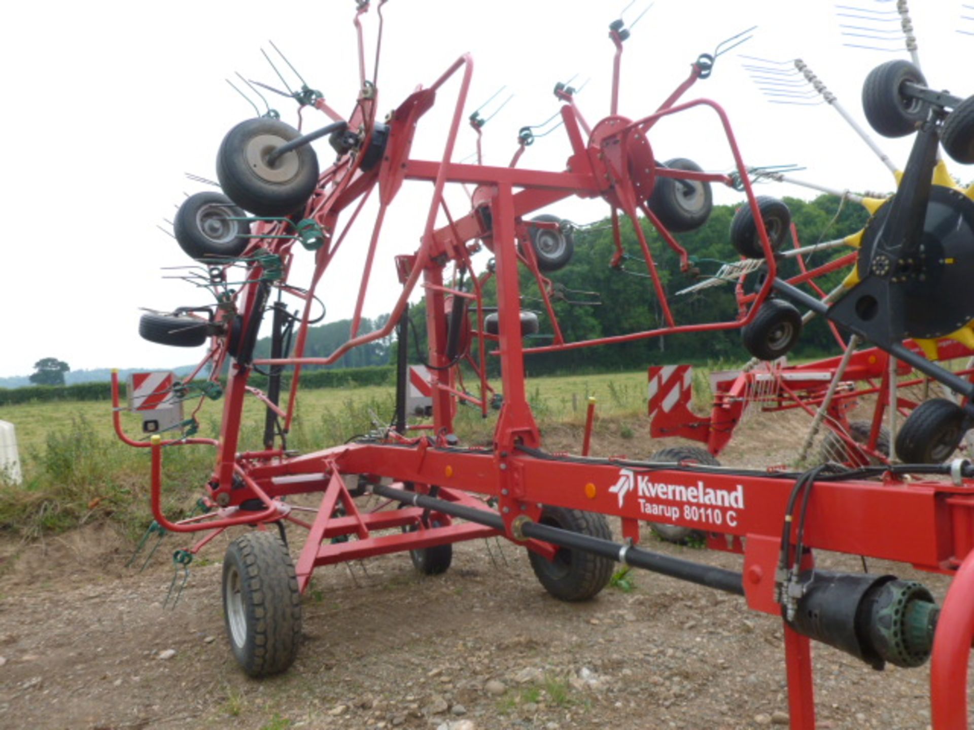 KVERNELAND TAARUP 80110C 10M FOLDING GRASS TEDDER(2013) - Image 2 of 4