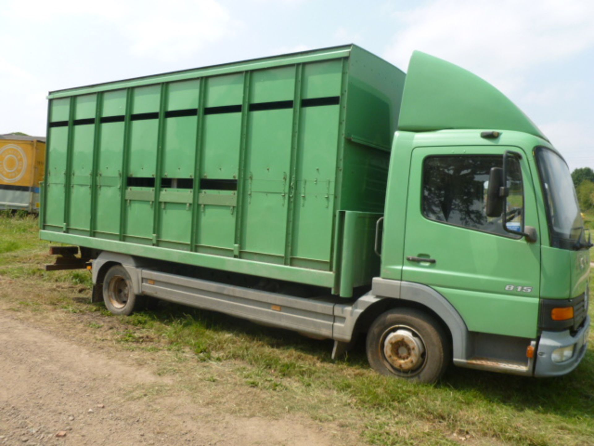 MERCEDES ATEGO 815 STOCK LORRY WITH WILLIAMS 18FT LIVESTOCK CONTAINER WITH DIVIDING GATES REG BU02 - Image 4 of 7