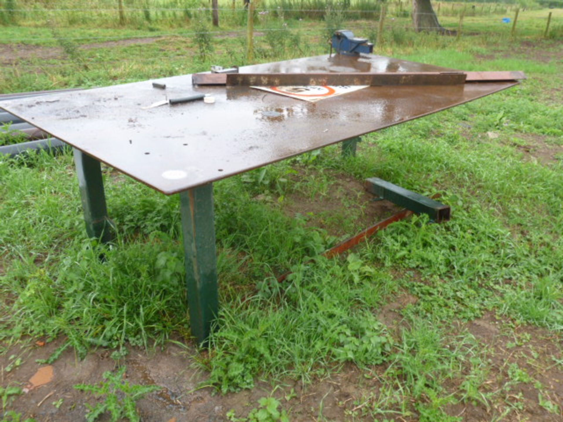 METAL WORKBENCH WITH VICE (10 X 5 )