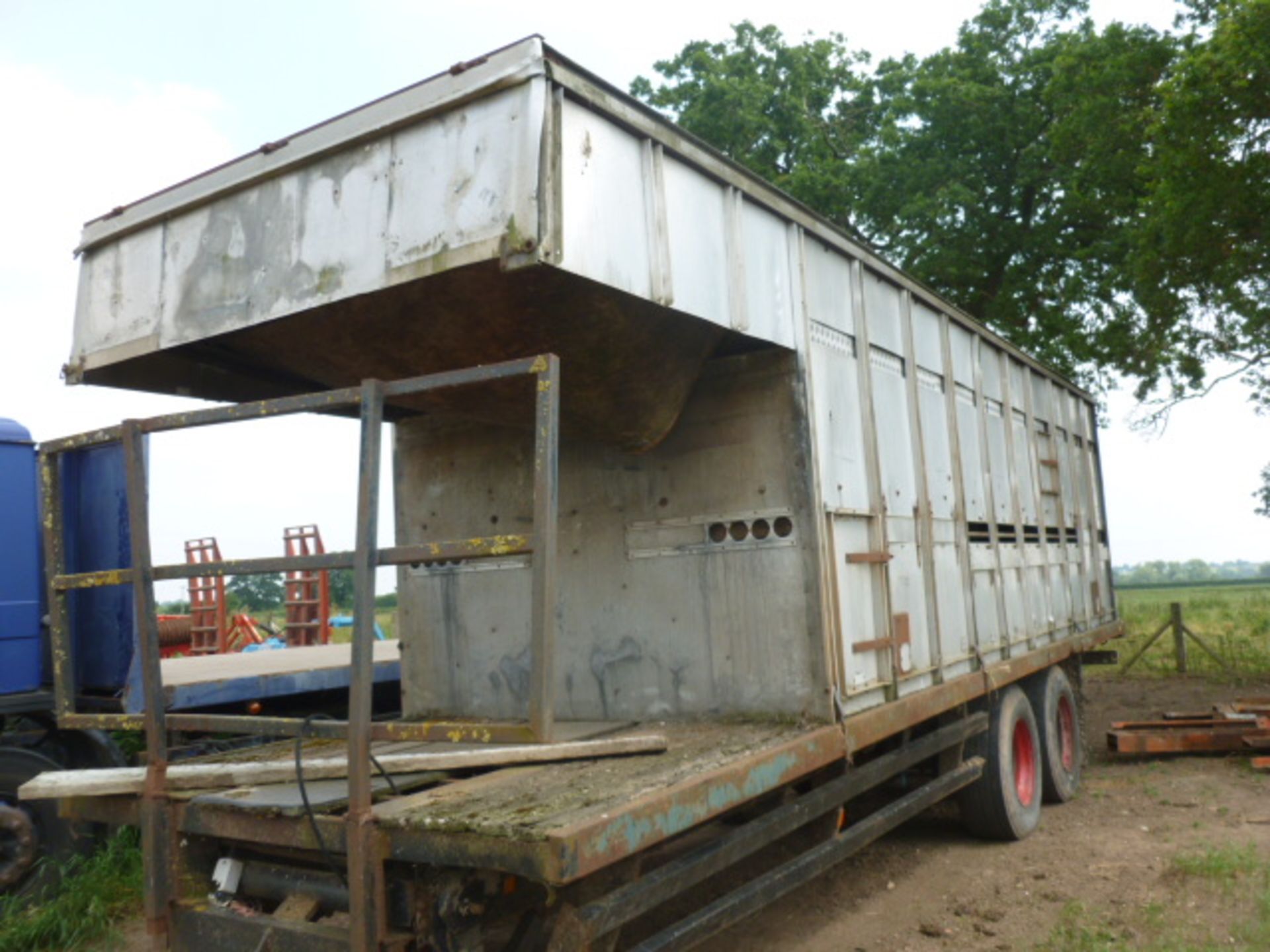 25FT CATTLE TRAILER LIVESTOCK BOX - Image 2 of 4