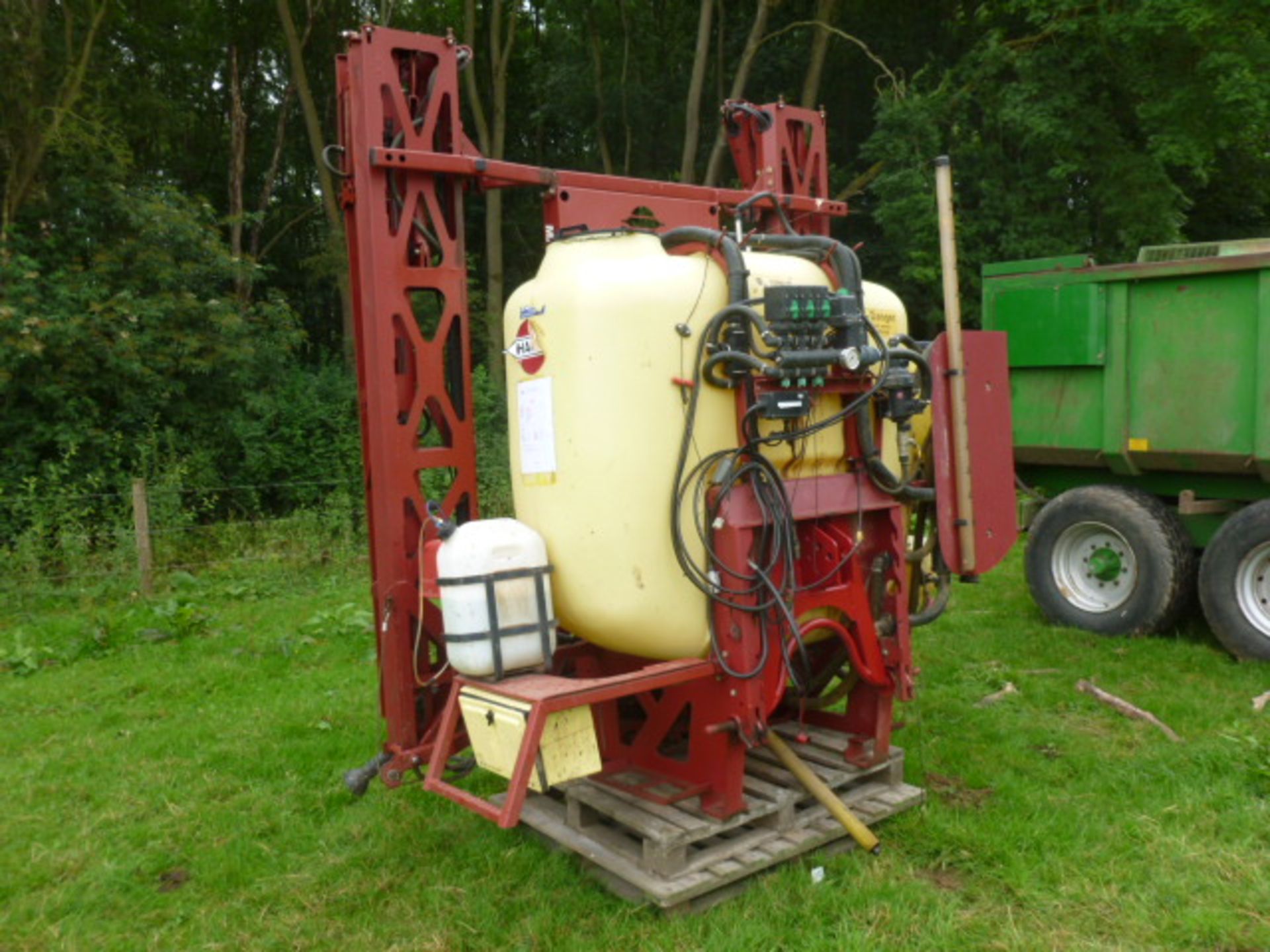 HARDI MASTER 12M MOUNTED SPRAYER (2004) WITH 1300 LITRE TANK WITH ELECTRIC CONTROLS & HYDRAULIC - Image 2 of 2