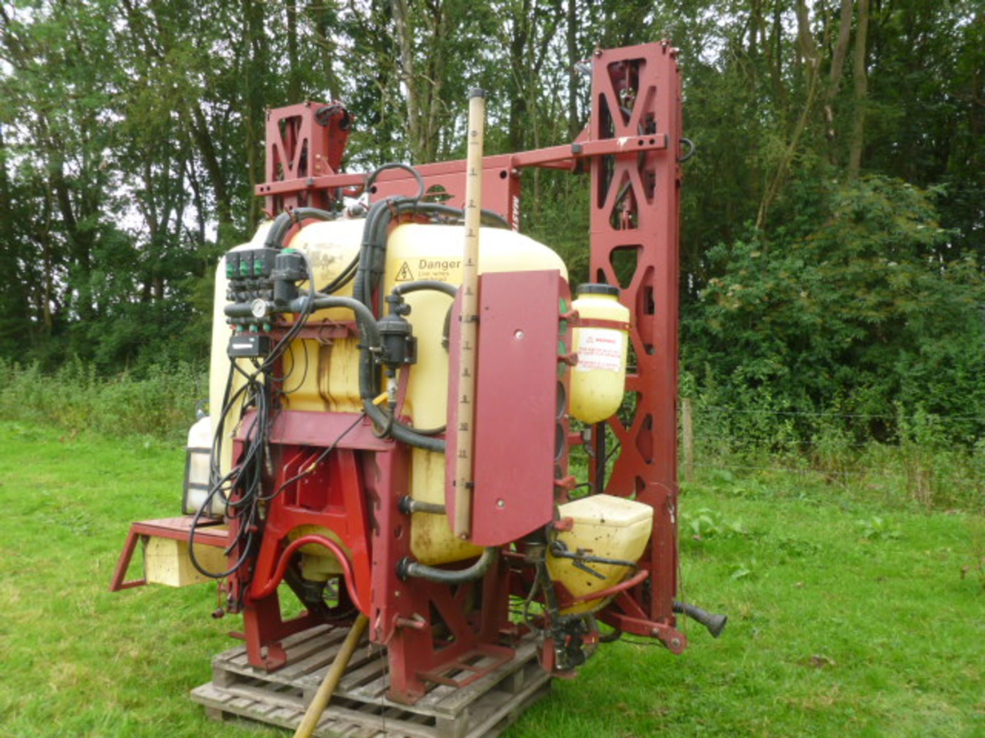 HARDI MASTER 12M MOUNTED SPRAYER (2004) WITH 1300 LITRE TANK WITH ELECTRIC CONTROLS & HYDRAULIC