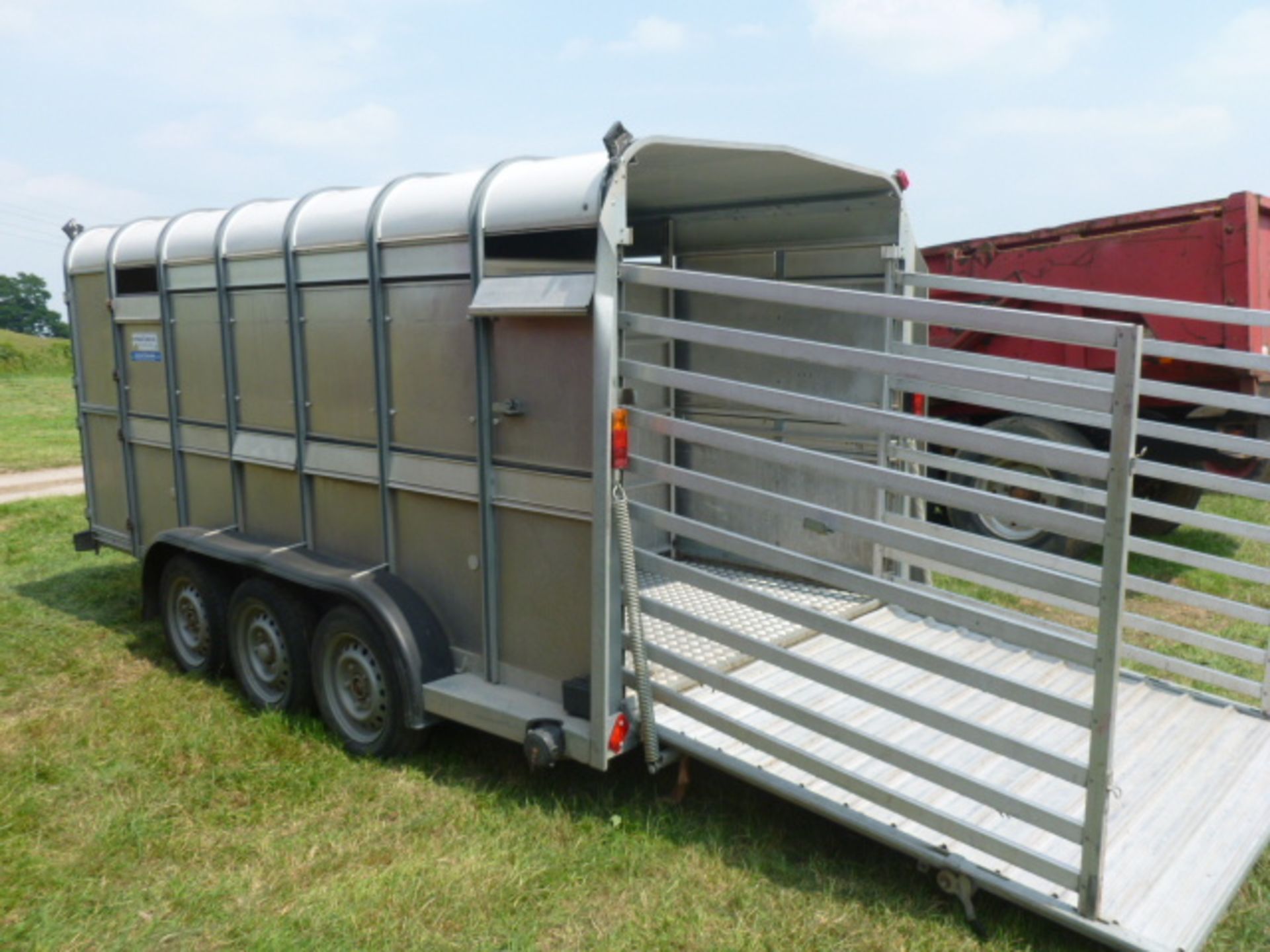 IFOR WILLIAMS 14FT TRIAXLE STOCK TRAILER C/W PARTITION GATE (2014)