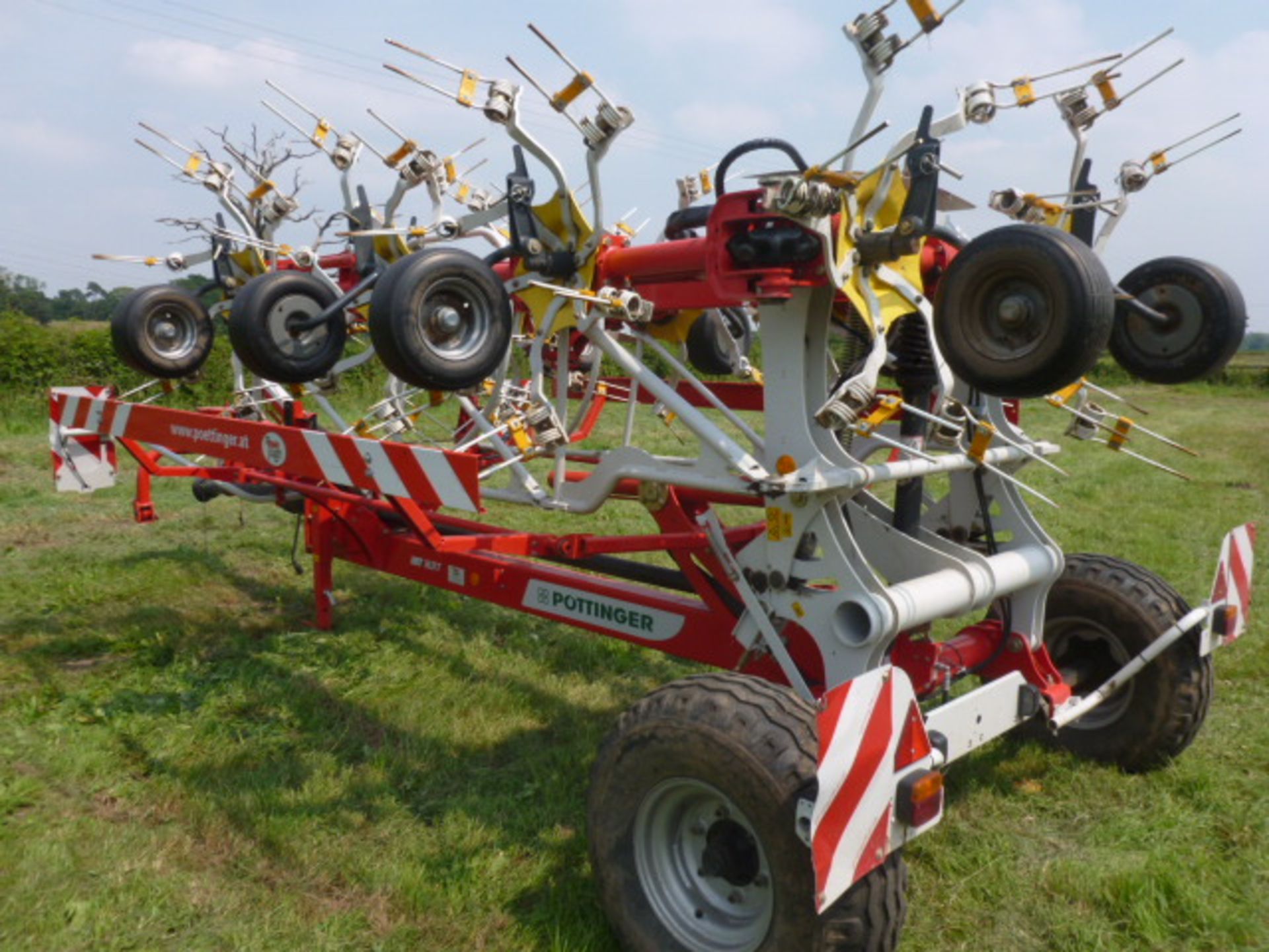 POTTINGER HIT 10.11T 10M FOLDING GRASS TEDDER (2013) - Image 2 of 5