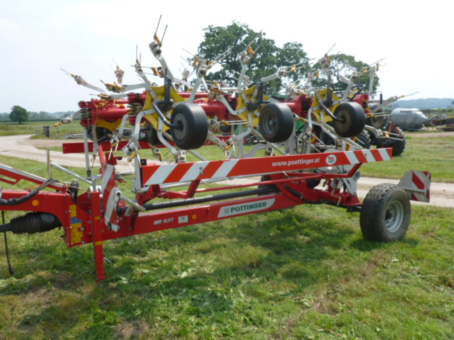 POTTINGER HIT 10.11T 10M FOLDING GRASS TEDDER (2013) - Image 3 of 5