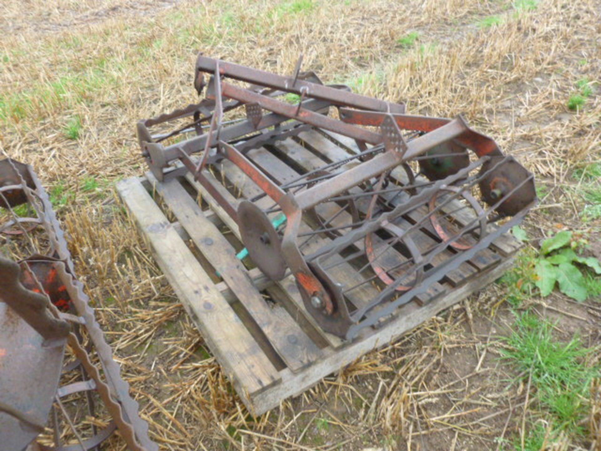 KVERNLAND FOLDING SPRING TINE HARROWS - Image 2 of 3