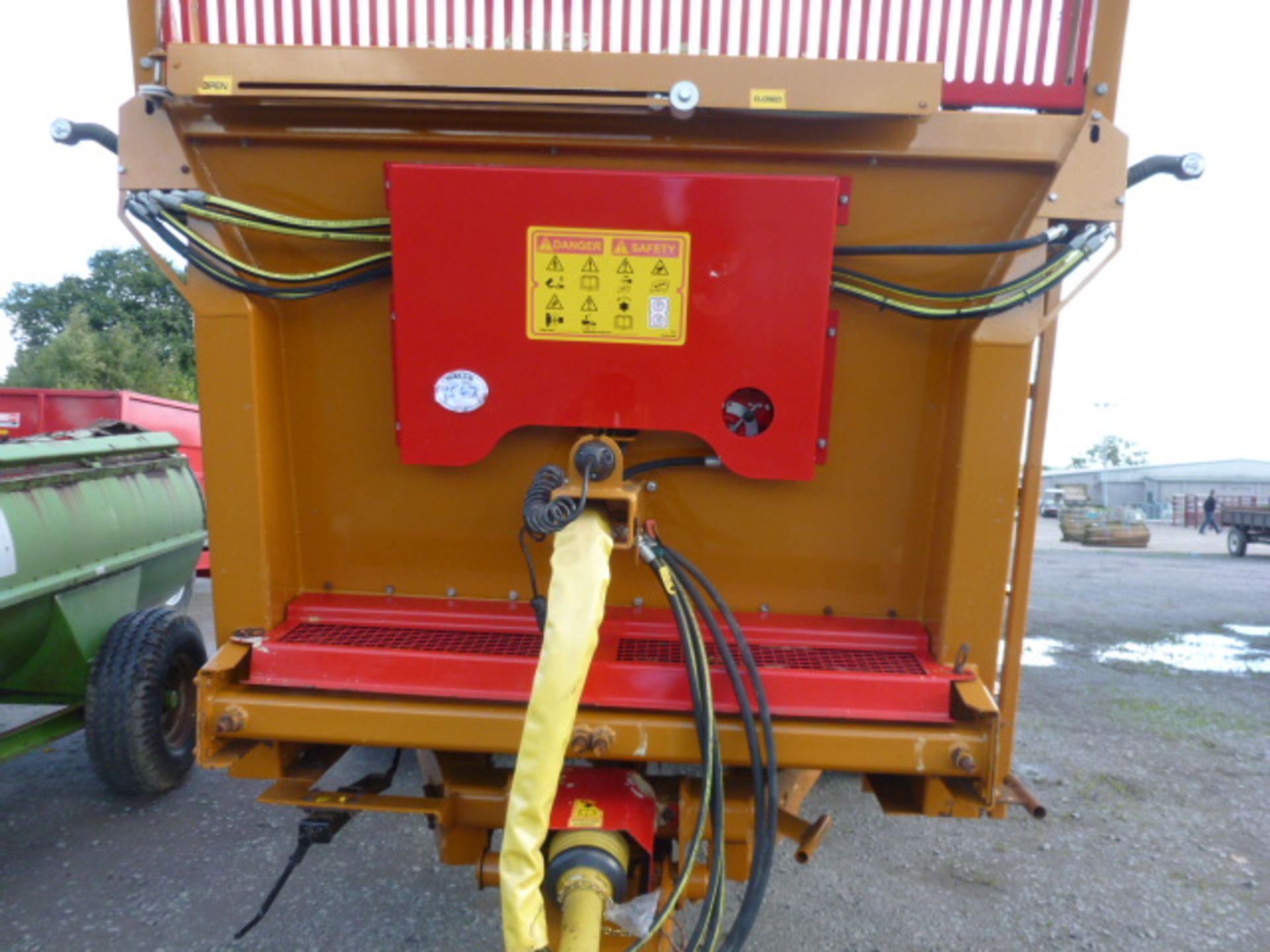 2014 RICHARD WESTERN D2100 REAR DISCHARGE SPREADER WITH SLURRY DOOR SPRUNG DRAW BAR GOOD ORDER - Image 3 of 4