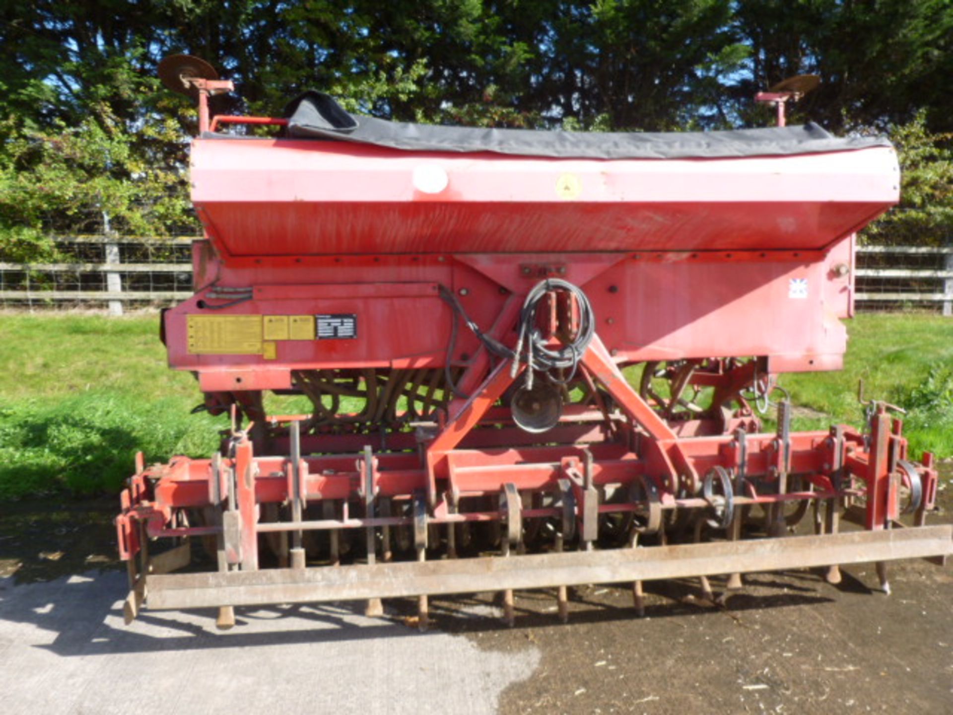 VICON LZ505 3M DRILL PTO DRIVEN FAN MOUNTED ON FARM FORCE CULTIVATOR C/W COIL PACKER ROLLER