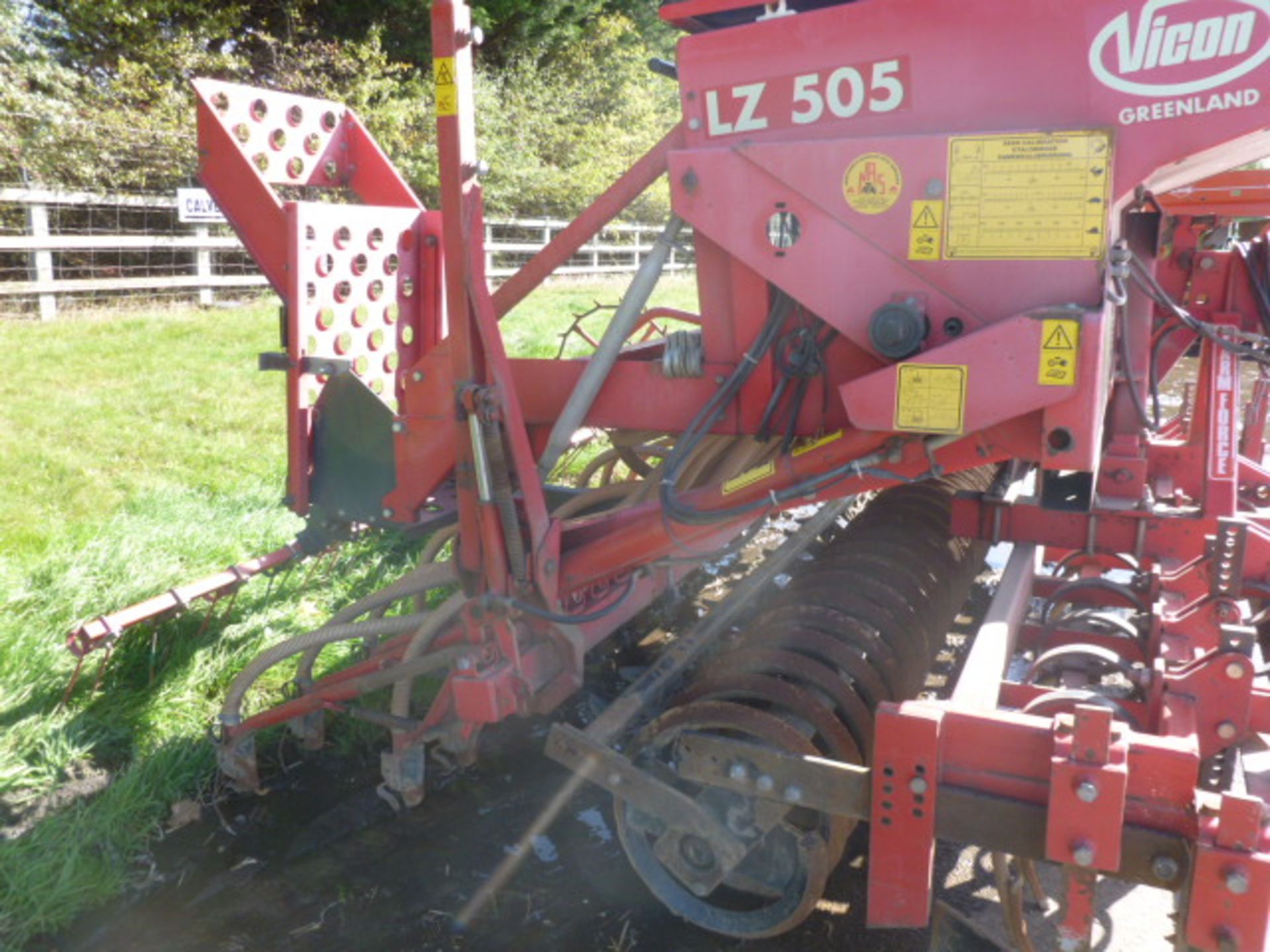 VICON LZ505 3M DRILL PTO DRIVEN FAN MOUNTED ON FARM FORCE CULTIVATOR C/W COIL PACKER ROLLER - Image 3 of 4