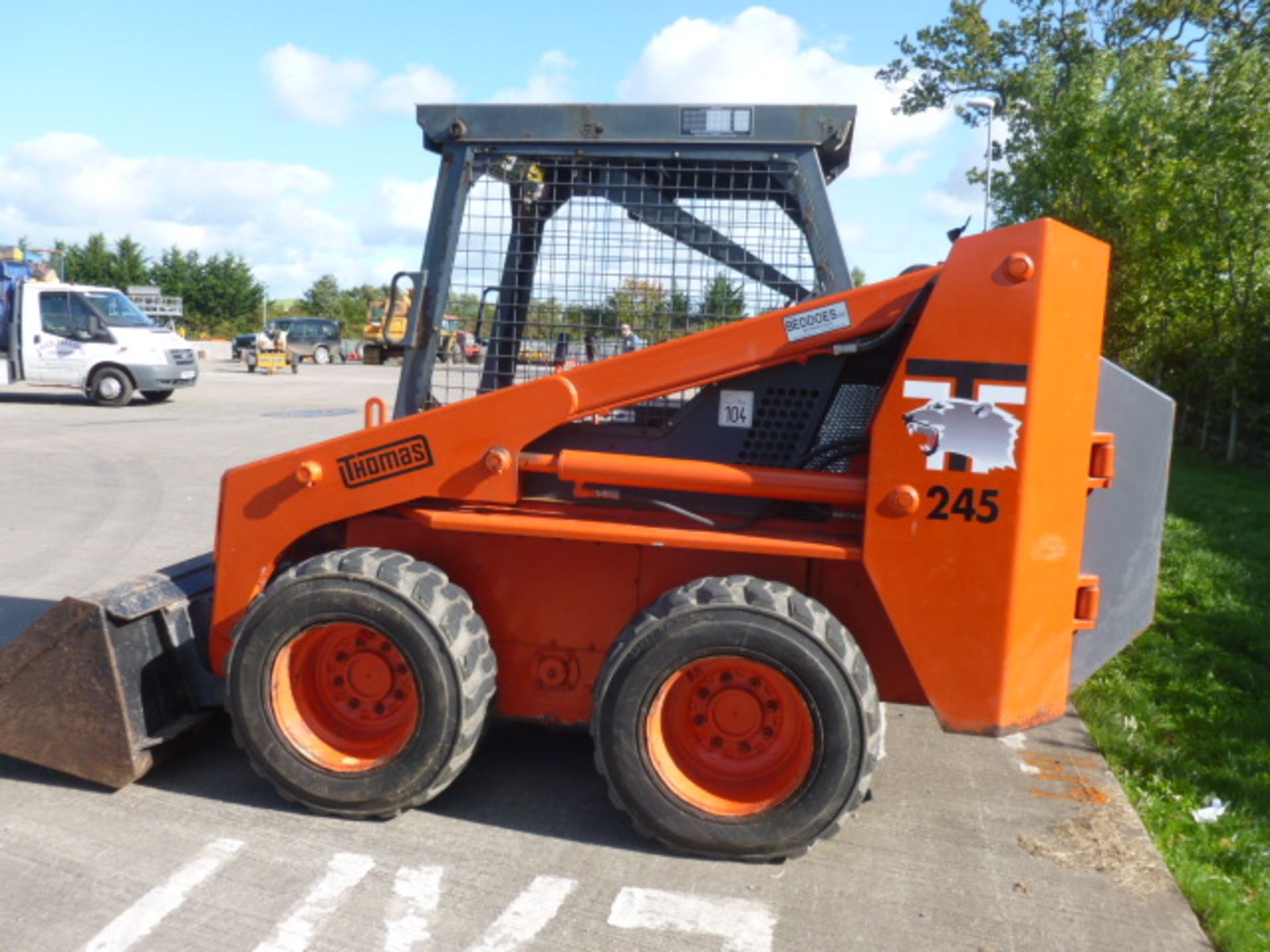 1996 THOMAS SKID STEER LOADER MODEL - T233 - 6 CYLINDER ENGINE - SERIAL NO: LH001818 C/W 6' BUCKET - Image 2 of 5