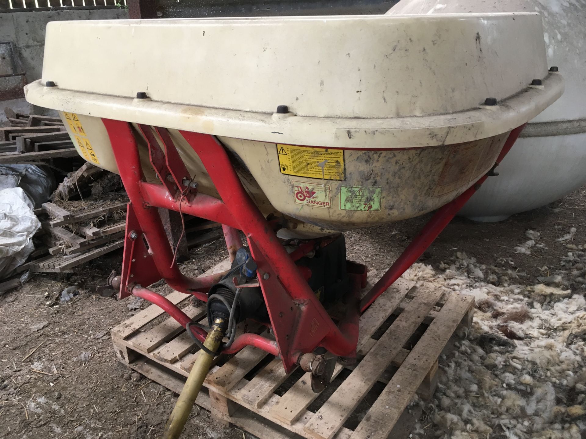 VICON VARISPREADER FERTILISER SPREADER 1000KG CAPACITY HYDRAULIC SHUT OFF